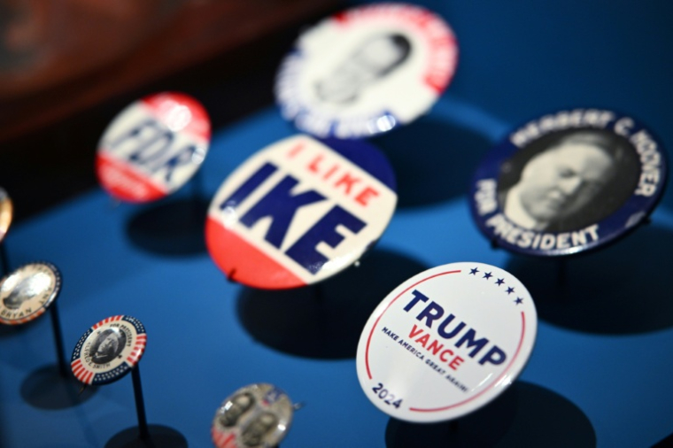 Des badges de campagne exposé slors d'une avant-première presse de l'exposition "American Aspirations" au Smithsonian à Washington, le 28 mai 2026 ( AFP / Mandel NGAN )