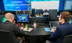 Des analystes dans les locaux d'Interpol à Singapour, le 29 janvier 2026  ( AFP / Roslan RAHMAN )