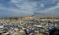 De la fumée s'élève lors d'une opération terrestre israélienne à Khan Younis, vue de Rafah