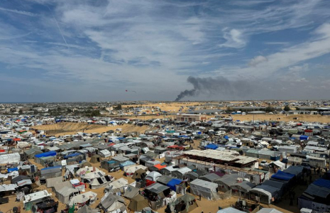 De la fumée s'élève lors d'une opération terrestre israélienne à Khan Younis, vue de Rafah