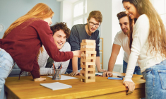 Pour donner du souffle aux soirées en famille, les Français ont redécouvert les jeux de société. crédit photo : Studio Romantic/Shutterstock / Studio Romantic