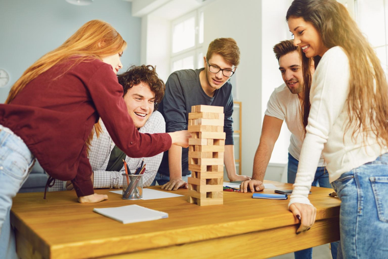 Pour donner du souffle aux soirées en famille, les Français ont redécouvert les jeux de société. crédit photo : Studio Romantic/Shutterstock / Studio Romantic
