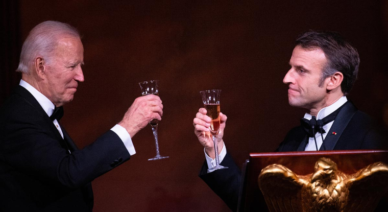 La visite du président Macron aux États-Unis masque les tensions sur le front économique, après l'annonce par Joe Biden des mesures de soutien à la lutte contre l'inflation, jugées protectionnistes, d'un montant cumulé de 400 milliards de dollars. (© AFP)