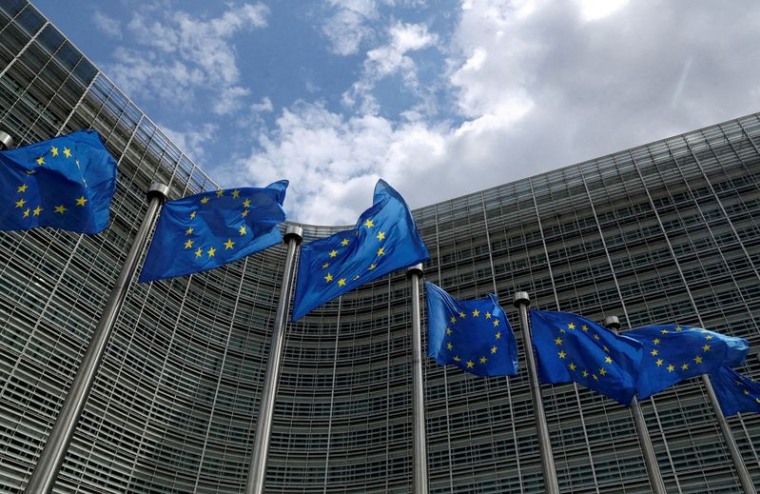 Les drapeaux de l'Union européenne devant le siège de la Commission européenne à Bruxelles