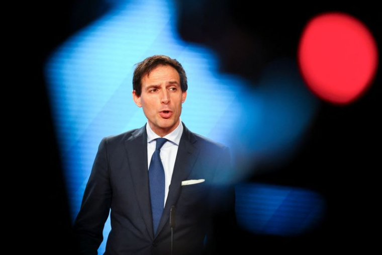 Le commissaire européen au Climat Wopke Hoekstra s'exprime lors d'une conférence de presse à Berlin