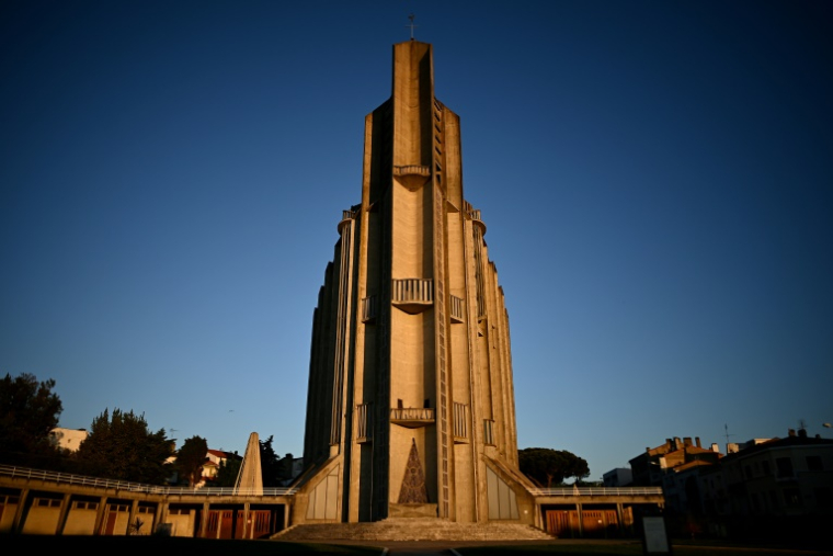 L'église Notre-Dame de Royan de l'architecte Guillaume Gillet, à Royan, en Charente-Maritime, le 22 mai 2025 ( AFP / Christophe ARCHAMBAULT )
