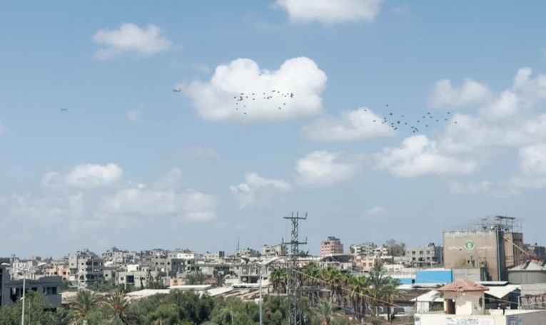 Gaza: un avion largue de l'aide humanitaire au-dessus du camp de réfugiés d'al-Bureij