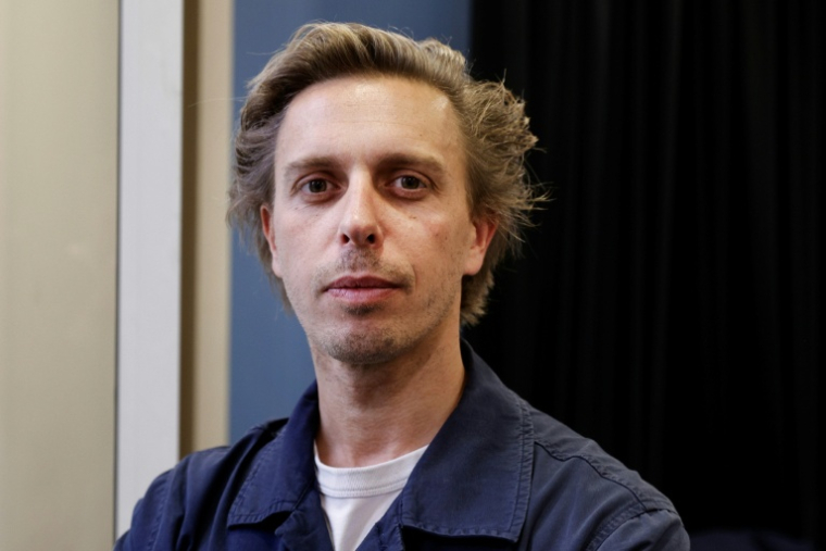 Le journaliste Victor Castanet le 15 novembre 2025, à Trappes dans les Yvelines ( AFP / GEOFFROY VAN DER HASSELT )