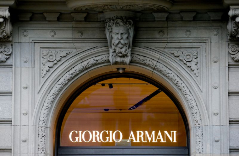Le logo de la société de mode italienne Giorgio Armani