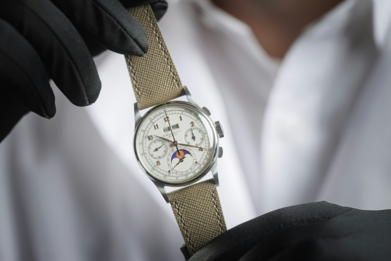 Une rare montre Patek Philippe référence 1518 en acier inoxydable, photographiée le 8 novembre 2025 à Genève (Suisse) ( AFP / Valentin Flauraud )