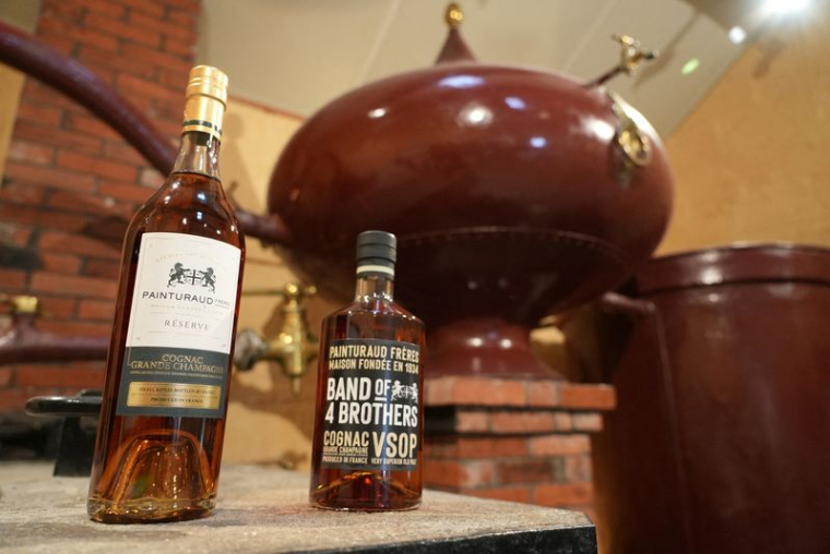 Des bouteilles de Cognac et un alambic sont visibles dans la cave à vin Painturaud Frères à Segonzac