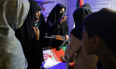 Des Iraniennes apprennent le maniement des armes dans un stand sur la place Hafter Tir de Téhéran, le 17 mai 2026 ( AFP / - )