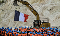 Une mine de lithium à Echassieres, lors d'une visite d'Emmanuel Macron, le 22 avril 2026 ( POOL / JEFF PACHOUD )