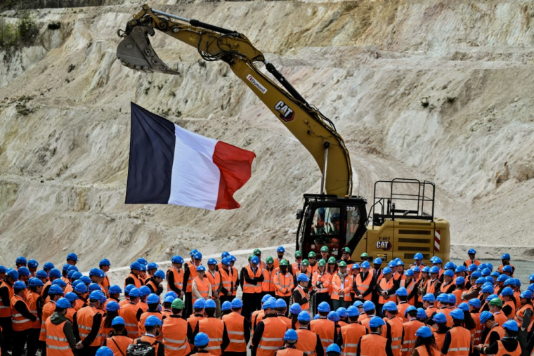 Une mine de lithium à Echassieres, lors d'une visite d'Emmanuel Macron, le 22 avril 2026 ( POOL / JEFF PACHOUD )