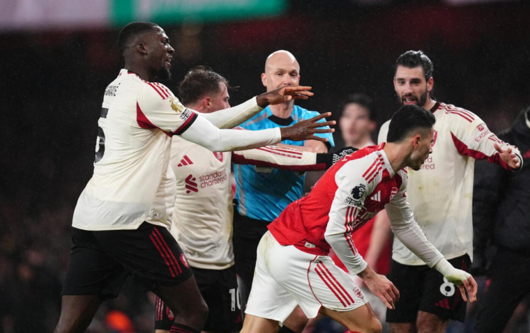 Ce geste de Martinelli ne passe pas en Angleterre, mais alors vraiment pas