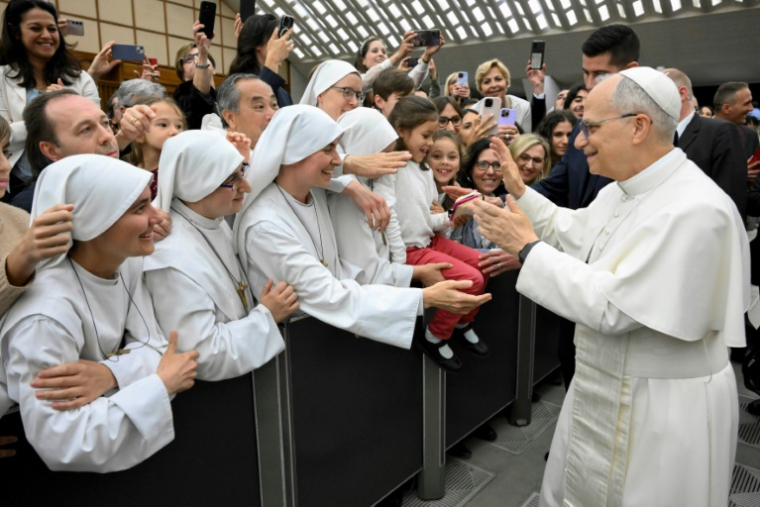 Photo diffusée par les médias du Vatican, le 24 mai 2025, du pape Léon XIV saluant des religieuses avant son audience avec la Curie romaine et les employés du Vatican ( VATICAN MEDIA / Mario Tomassetti )