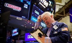 Des traders travaillent sur le parquet du NYSE à New York