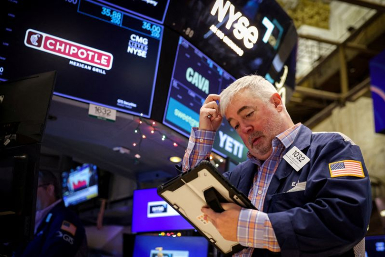 Des traders travaillent sur le parquet du NYSE à New York