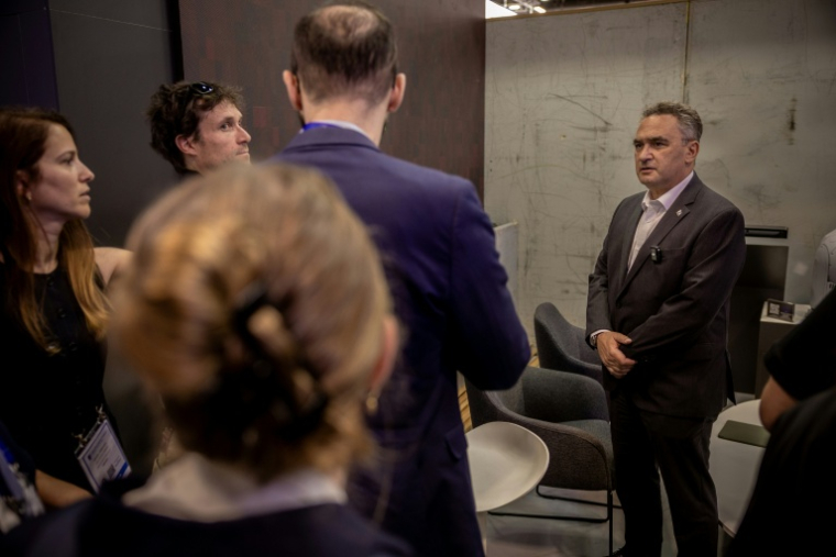 L'ambassadeur d'Israël en France, Joshua Zarka, s'exprime devant des journalistes au salon Eurosatory, le 15 juin 2026 ( AFP / Guillaume BAPTISTE )