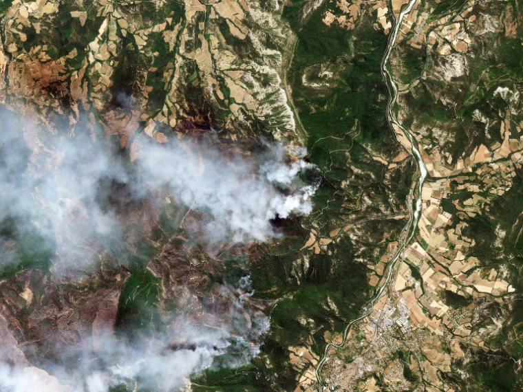 Image satellite du 8 juillet 2026 publiée par Planet Labs PBC montrant la fumée d'un feu de forêt dans une zone montagneuse près de Die, dans la Drôme ( 2026 Planet Labs PBC / Handout )