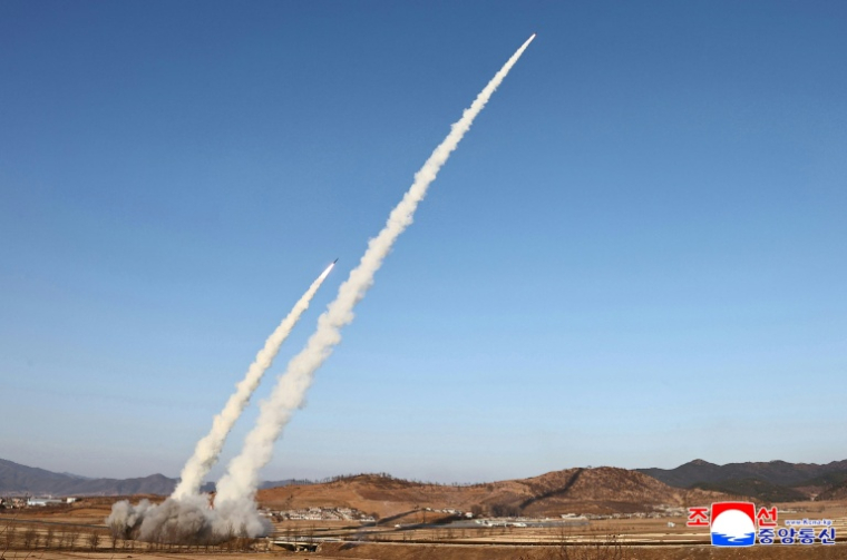 Une image diffusée par les médias officiels nord-coréens montre ce qui est présenté comme un essai de roquettes de gros calibre, le 27 janvier 2026 ( KCNA VIA KNS / STR )