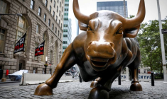 La statue du taureau de Wall Street dans le quartier financier de New York