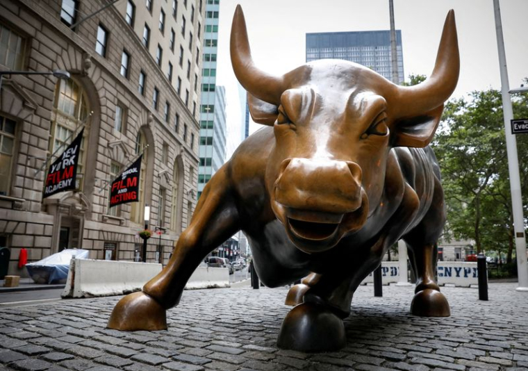 La statue du taureau de Wall Street dans le quartier financier de New York