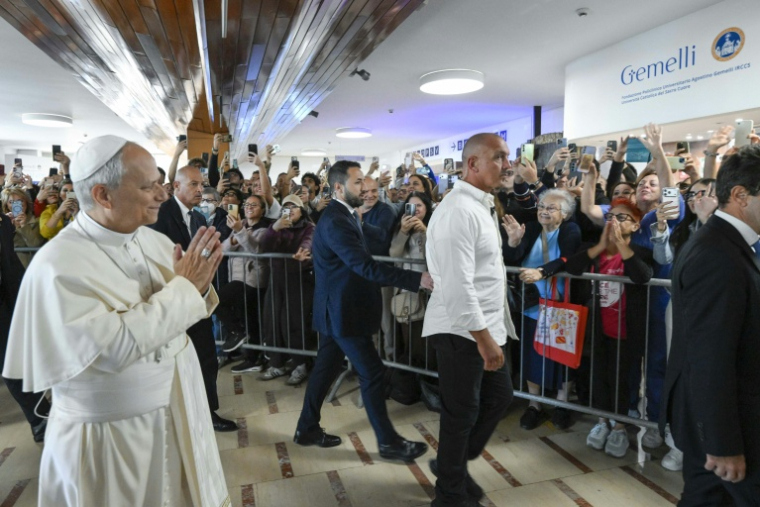 Le pape Léon XIV salue la foule à son arrivée à l'hôpital Gemelli de Rome, le 13 octobre 2026 ( VATICAN MEDIA / Handout )