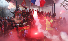Des pompiiers manifestent place de la Nation à Paris, le 29 septembre 2026 ( AFP / Anne-Christine POUJOULAT )