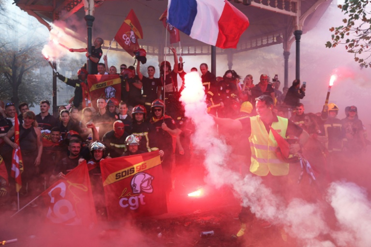 Des pompiiers manifestent place de la Nation à Paris, le 29 septembre 2026 ( AFP / Anne-Christine POUJOULAT )