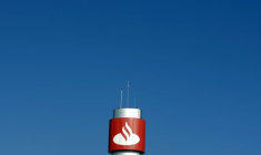 Le logo de la plus grande banque espagnole, Santander, au sommet de la tour du siège de la société à Madrid