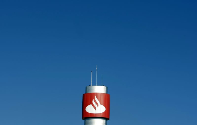 Le logo de la plus grande banque espagnole, Santander, au sommet de la tour du siège de la société à Madrid