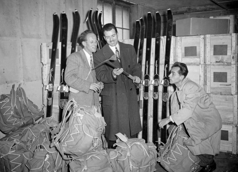 Les alpinistes français Maurice Herzog (c), Louis Lachenal (g) et Jean Couzy entament à Paris les préparatifs en vue de leur ascension du sommet de l’Annapurna, le 8 juin 1950 ( AFP / STF )
