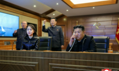 Cette photo prise le 10 mars 2026 et publiée par l'agence de presse nord-coréenne KCNA montre Kim Jong Un en train de superviser de nouveaux tirs d'essai de missiles de croisière stratégiques, accompagné de sa fille Ju Ae ( KCNA VIA KNS / STR )