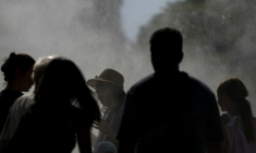 Des personnes sous un système de rafraichissement pendant la canicule à Strasbourg, le 20 juin 2026 ( AFP / ROMEO BOETZLE )