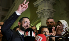 Le député LFI David Guiraud, candidat à la mairie de Roubaix, célèbre sa victoire au 2e tour des municipales, le 22 mars 2026 à Roubaix, dans le Nord ( AFP / Francois LO PRESTI )