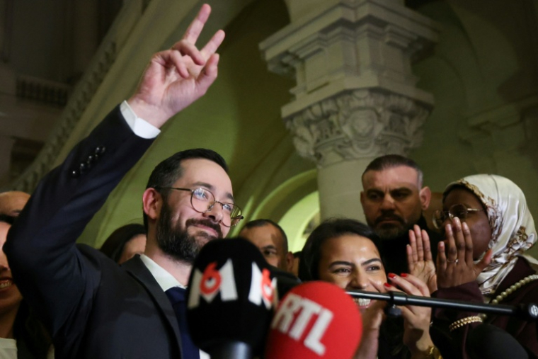 Le député LFI David Guiraud, candidat à la mairie de Roubaix, célèbre sa victoire au 2e tour des municipales, le 22 mars 2026 à Roubaix, dans le Nord ( AFP / Francois LO PRESTI )