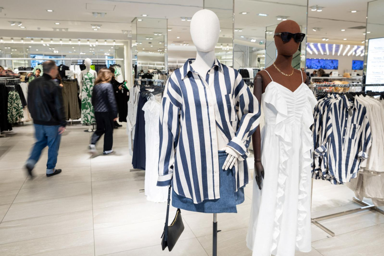 Photographie d'un magasin H&M à Paris, le 18 avril 2024 ( AFP / ANTONIN UTZ )