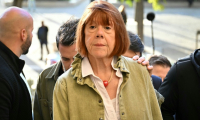 Gisèle Pelicot arrive au procès en appel des viols de Mazan au palais de justice de Nîmes, le 7 octobre 2025 dans le Gard ( AFP / Christophe Simon )