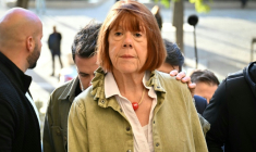 Gisèle Pelicot arrive au procès en appel des viols de Mazan au palais de justice de Nîmes, le 7 octobre 2025 dans le Gard ( AFP / Christophe Simon )