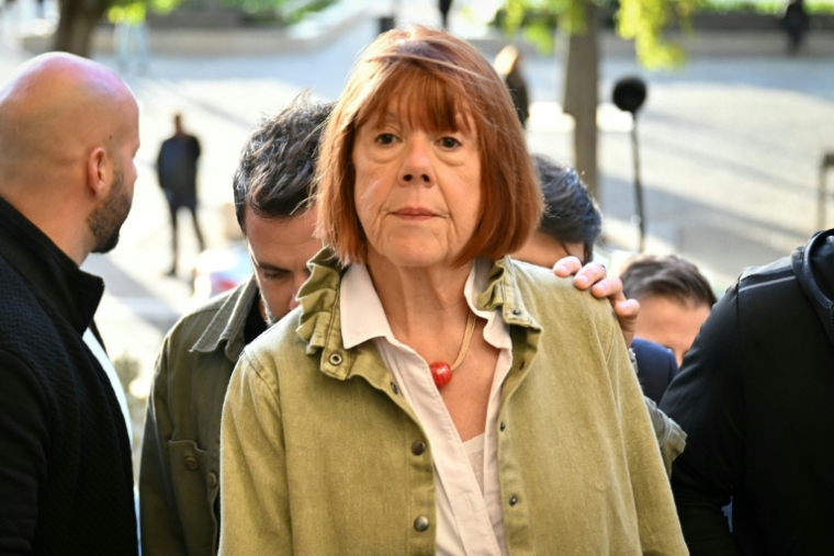 Gisèle Pelicot arrive au procès en appel des viols de Mazan au palais de justice de Nîmes, le 7 octobre 2025 dans le Gard ( AFP / Christophe Simon )