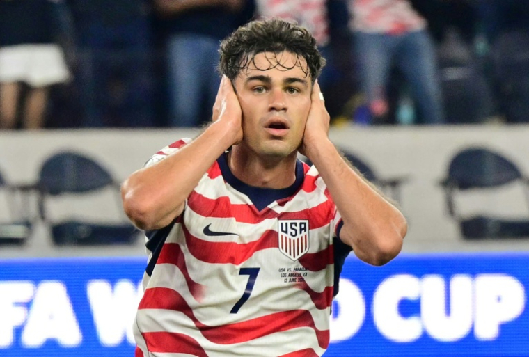 Le milieu des Etats-Unis Giovanni Reyna après avoir marqué un but contre le Paraguay en Coupe du monde, le 12 juin 2026 à Los Angeles ( AFP / Frederic J. BROWN )