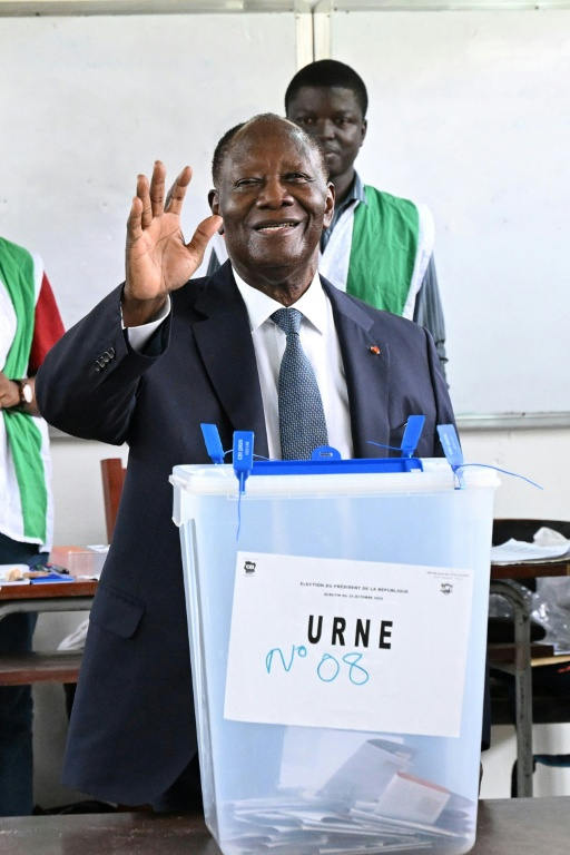 Le président sortant et candidat à la présidentielle ivoirienne salue ses partisans après avoir voté, à Abidjan le 25 octobre 2025 ( AFP / SIA KAMBOU )