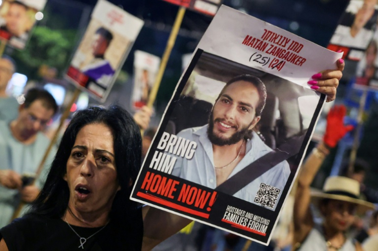 La mère d'un otage retenu à Gaza, Enav Zangauker, porte un portrait de son fils Matan, lors d'une manifestation à Tel-Aviv le 12 août 2025 ( AFP / Jack GUEZ )