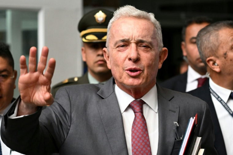 L'ancien président colombien Alvaro s'adresse à la presse à la fin de son procès à Bogota le 10 février 2025 ( AFP / Raul ARBOLEDA )