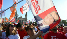 Des partisans du Parti travailliste brandissent un drapeau du Premier ministre de Malte et chef de cette formation, Robert Abela, lors d'un meeting électoral à la capitale La Valette, le 28 mai 2026 ( AFP / Alberto PIZZOLI )