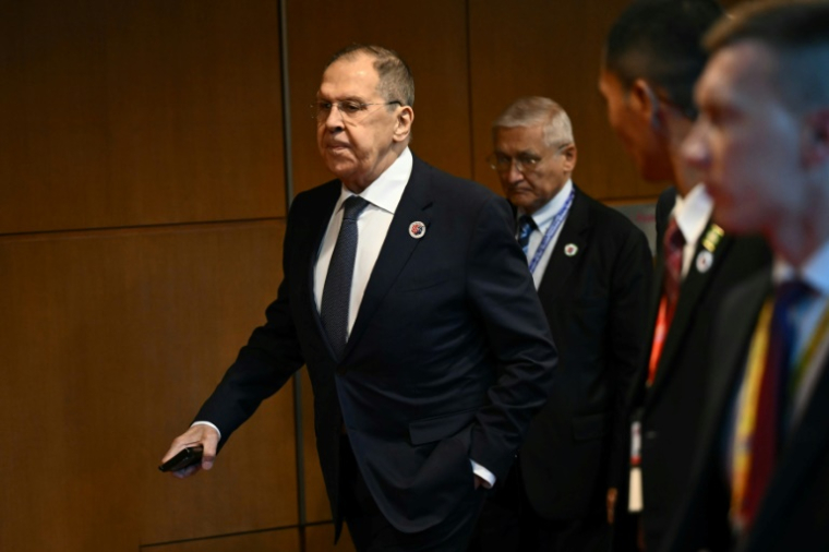 Le ministre russe des Affaires étrangères Sergueï Lavrov (g) à l'issue d'une rencontre avec le secrétaire d'Etat américain Marco Rubio, en marge de la réunion des ministres des Affaires étrangères de l'Asean à Kuala Lumpur, le 10 juillet 2025 en Malaisie ( POOL / Mandel NGAN )