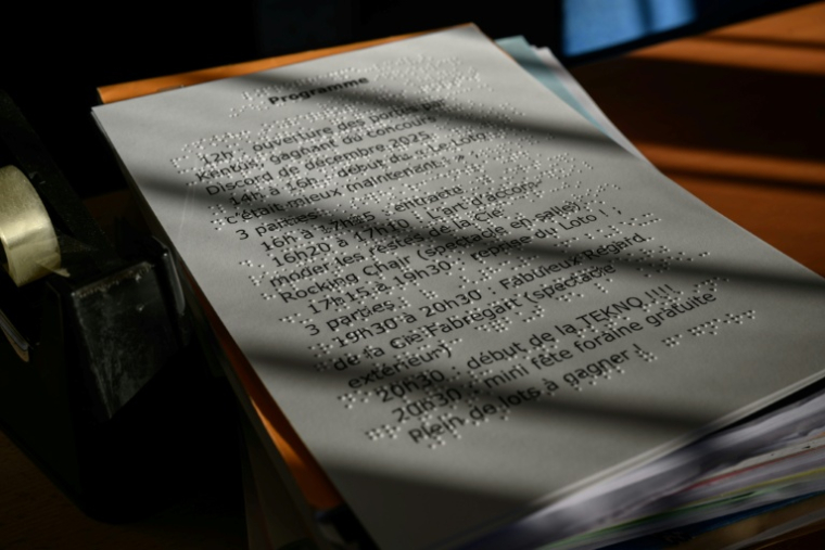 Un document en braille au Centre de transcription et d'édition en Braille (CTEB) à Toulouse le 28 janvier 2026 ( AFP / Ed JONES )