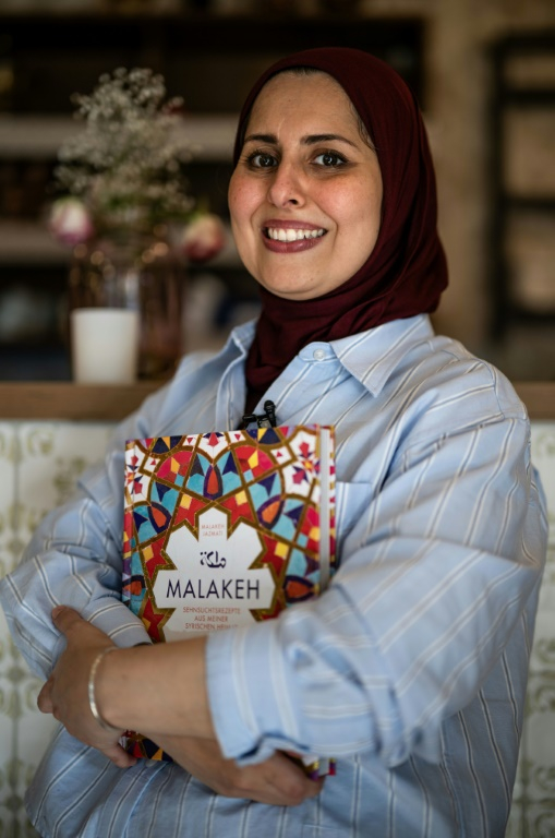 La cheffe syrienne, Malakeh Jazmati, réfugiée en Allemagne en 2015, dans son restaurant à Berlin, le 6 août 2025 ( AFP / John MACDOUGALL )