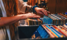 Le vinyle fait son grand retour et devient un objet de collection prisé, porté par une forte demande et des ventes en hausse constante depuis dix ans. ( crédit photo : Getty Images )